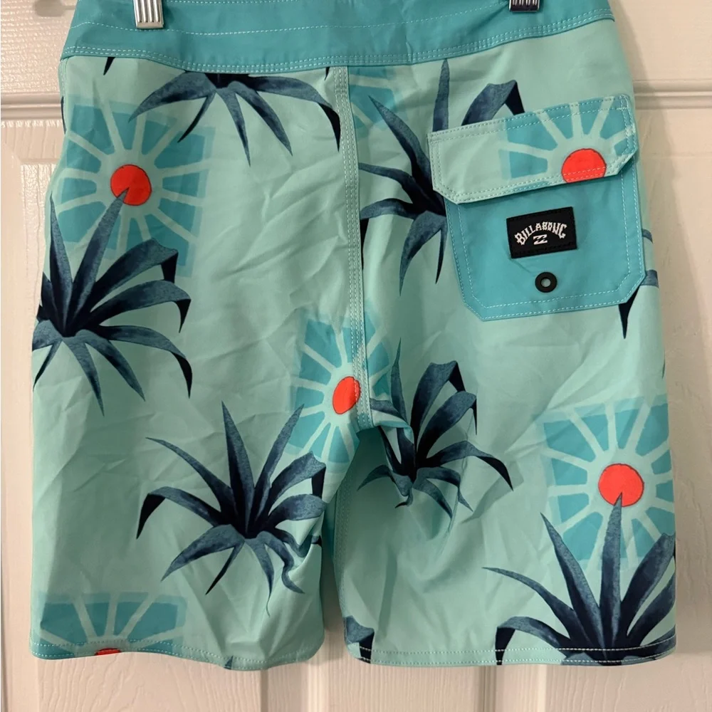 Billabong Boys Aqua and Navy Palm Swim Shorts
US 7/8 slim - Picture 5 of 6